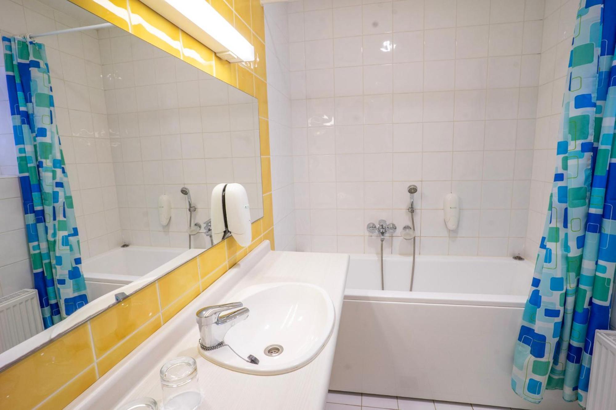 Kongo Hotel Haapsalu Buitenkant foto