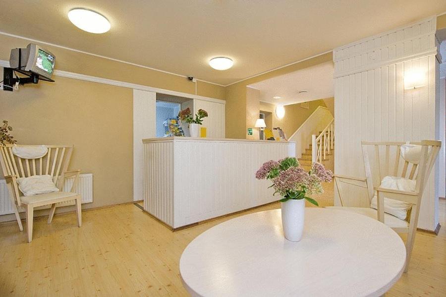 Kongo Hotel Haapsalu Buitenkant foto